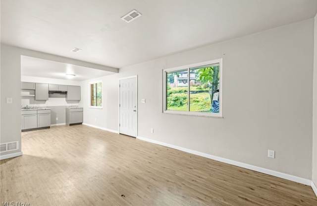 167 N Seiberling Street Gallery 3