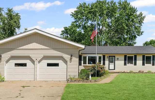3bd/2ba in the heart of St Joe! - 410 North 4th Street, St. Joseph, IL 61873