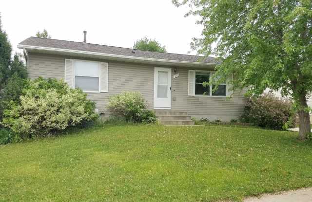 Great location, roomy yard, huge garage! - 4914 25th Avenue Northwest, Rochester, MN 55901