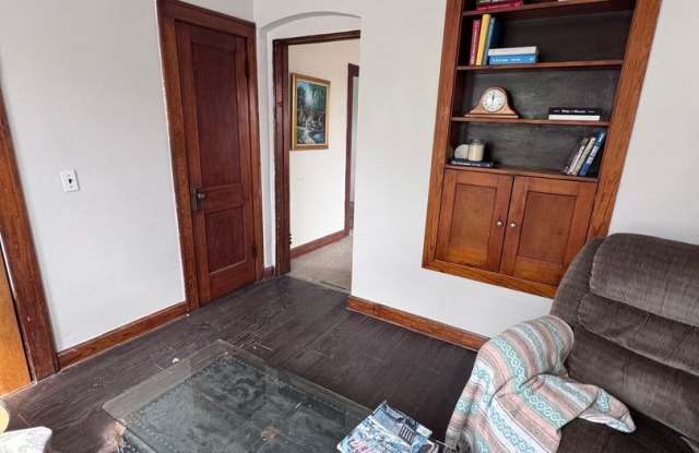 Charming 2BR Duplex in Chicago Gallery 3