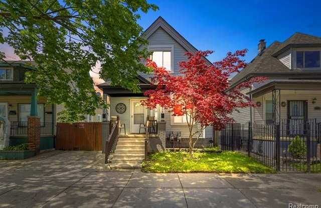 2375 CABOT Street photos photos