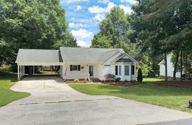 Beautiful 3 bedroom 2 bathroom house in great neighborhood available now! photos photos