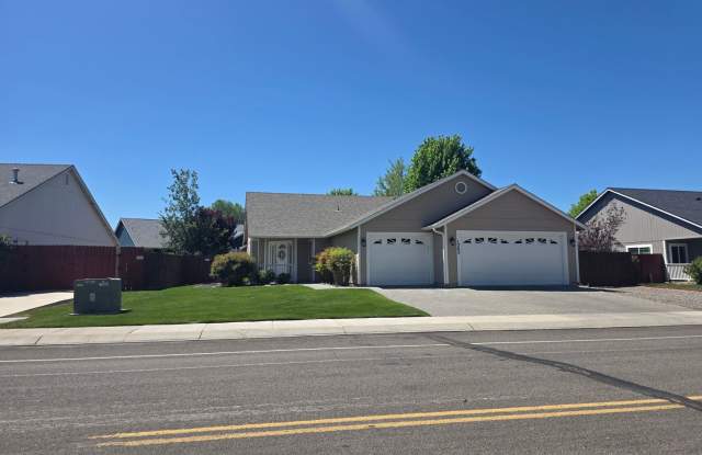 Great location for a 4 bedroom 3 car garage home Gallery 1