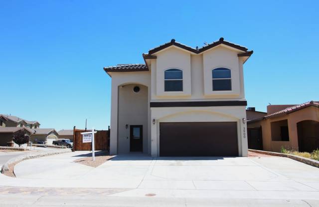 5 Bedroom house on oversized lot - Move in special $500 off first months rent photos photos