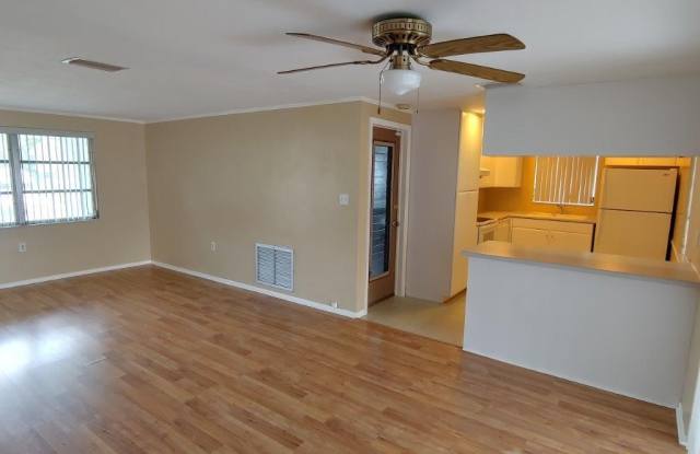BEAUTIFUL 2/2/1 1000 Sq. Ft. with a large open floorplan, fenced yard and an enclosed lanai!! Gallery 4