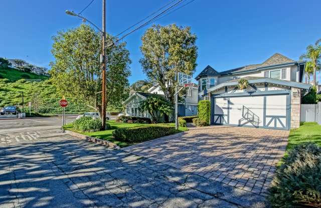 CHARMING  SPACIOUS, 5BR3.5BA HOME W/ PRIVATE YARD, BALCONY  SPRAWLING LIVING SPACE NEXT TO SAND DUNE PARK, GRANDVIEW SCHOOL  JUST 1/2 MILE TO BEACH! photos photos