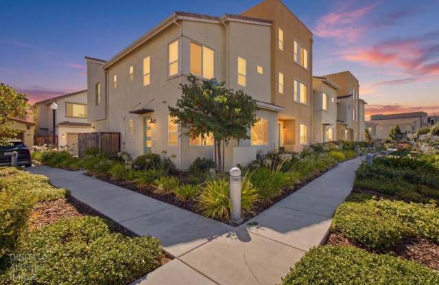 Beautiful 3 bed 2.5 bath located in Natomas! Gallery 1