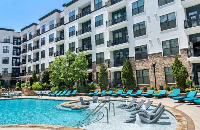 2700 Charlotte Ave Apartments Gallery 1