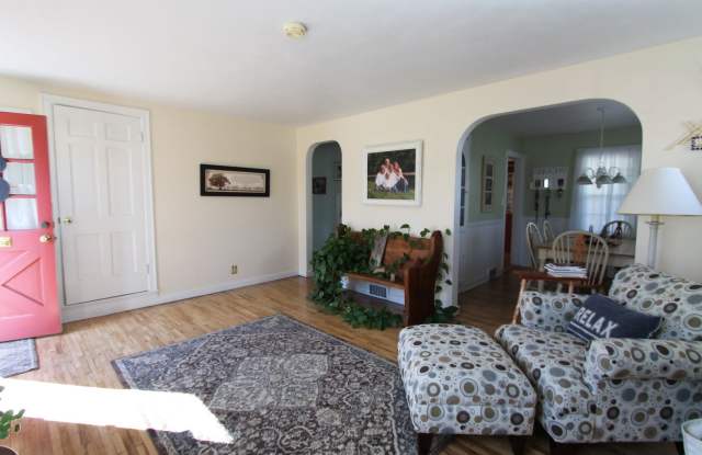 Beautiful 4-bedroom, 2-bathroom Spacious home! Original hard wood floors throughout! photos photos