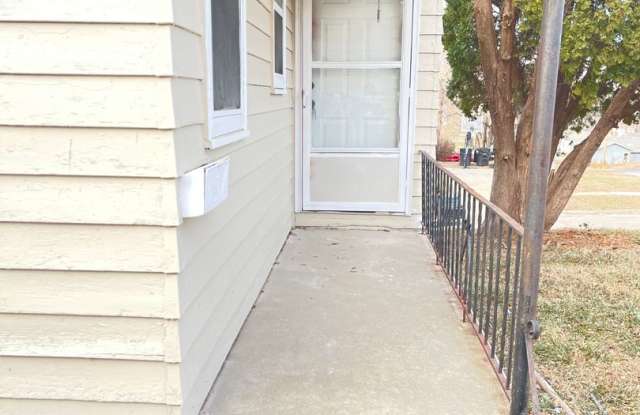 Nicely updated 3 bedrooms 1 bathroom with off street parking Gallery 3