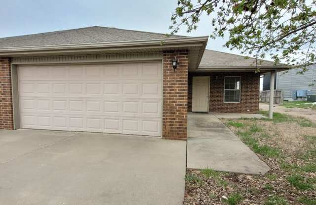 Large Duplex with 2 Bedrooms 2 Bathrooms and 2 car Garage! Gallery 1