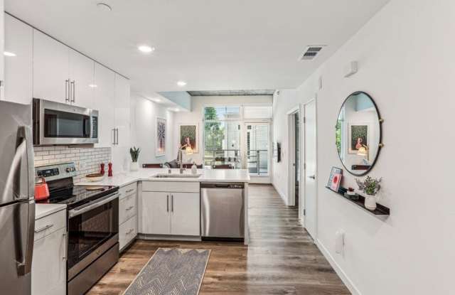 Link Apartments Four12 Gallery 4