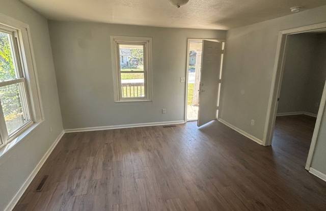 Charming 3-Bedroom Home with Fenced Backyard & Detached Garage! Gallery 3