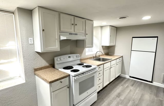 3715 Summit Street - #100 - 3715 Summit Street, Kansas City, MO 64111