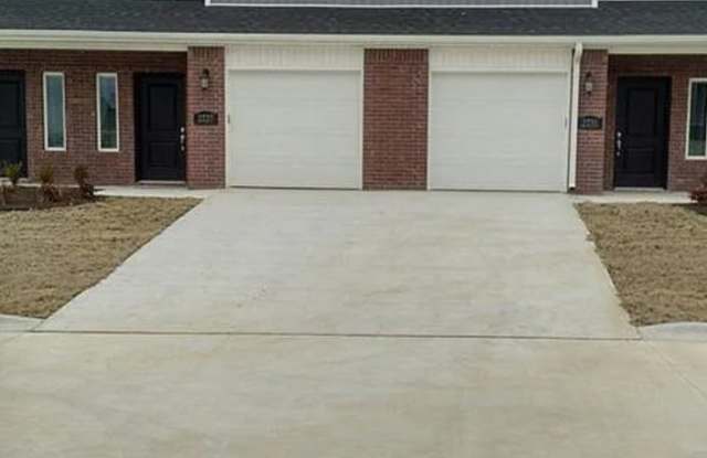 3 Bedroom Townhome for Lease Rogers, AR! MOVE IN SPEACIAL!!! ** HALF OFF FIRST MONTH'S RENT****WITH A 14 to 16 MONTH LEASE** - 2769 West Kilimanjaro Way, Rogers, AR 72758