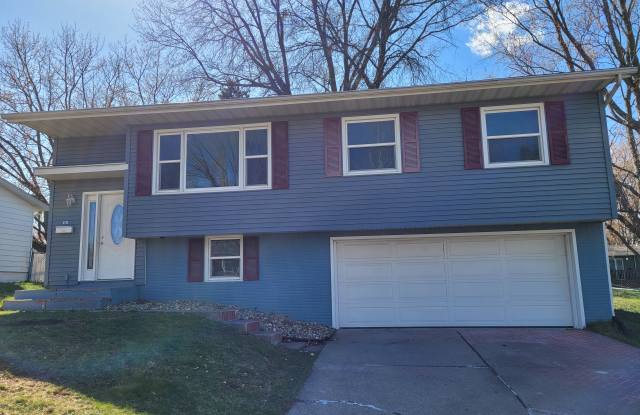 4712 Western Ave - 4712 Western Avenue, Davenport, IA 52806
