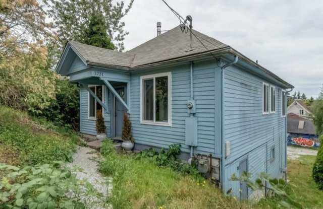 Charming 3 bed 1.5 bath available in Bellingham! photos photos