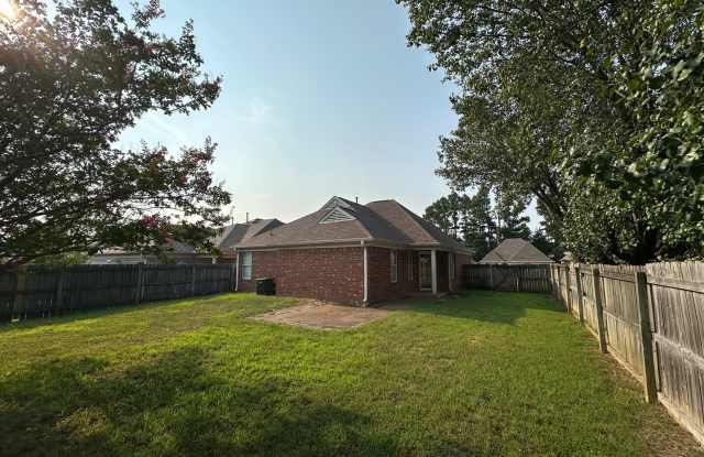 Lovely Cordova Home with Fenced Backyard! Gallery 4