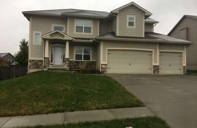 321 South East Golden Lane - 321 SE Golden Ln, Lee's Summit, MO 64063