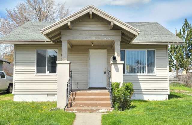 $1,600 - 2 Bed / 1 Bath Charming Home in North Spokane - 1027 East Courtland Avenue, Spokane, WA 99207