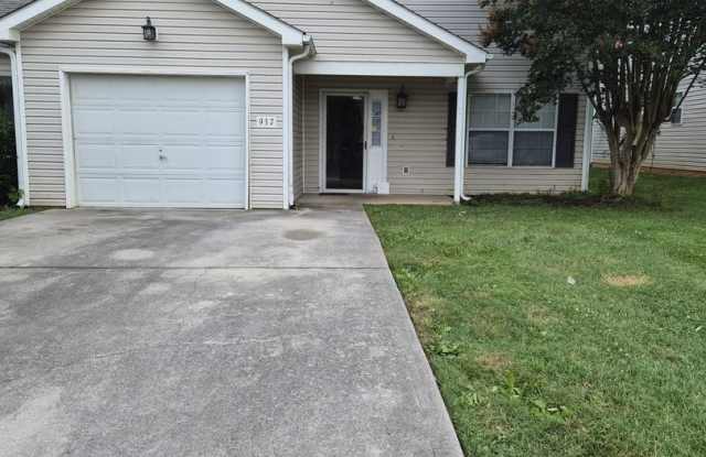 West Knoxville 37934 - 3 bedroom, 2.5 bath with a sunroom and 1-car garage - Call Lisa Vineyard 865-216-9334 photos photos