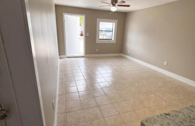 1711 N 17TH Court Gallery 2