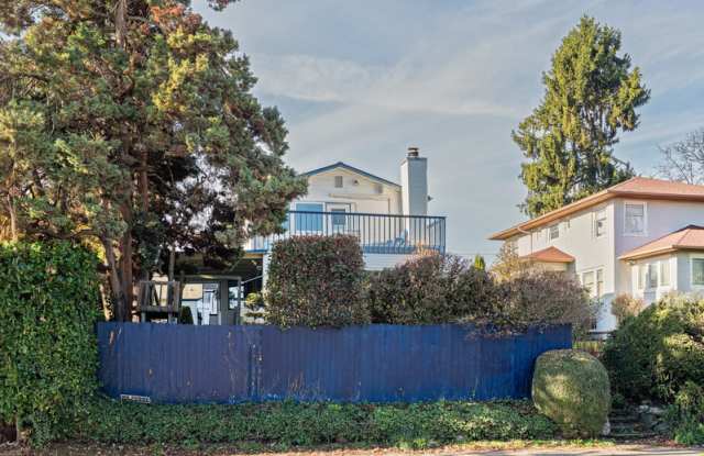 6807 Aurora Ave N - 6807 Aurora Avenue North, Seattle, WA 98103