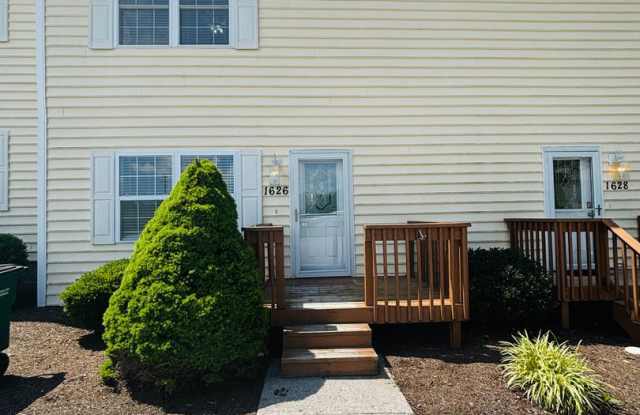Conveniently located 2 Bedroom, 1.5 Bath Townhouse photos photos