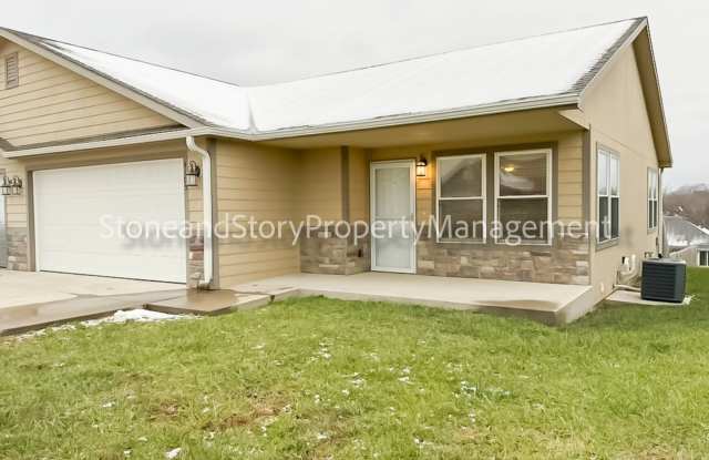 3 Bedroom 2.5 bath - 4105 Southwest Shenandoah Road, Topeka, KS 66610