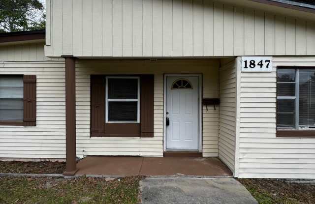 3/1 with Prime Location Close to Jacksonville International Airport, Jacksonville Zoo and Gardens, and River City Marketplace! photos photos