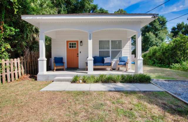 Stylish 3BR Retreat Minutes from Downtown Pensacola – Open Concept, High Ceilings & Private Fenced Yard photos photos