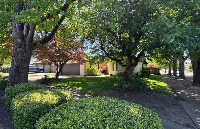 Beautifully landscaped 3 bed/2 bath home in Springfield photos photos Beautifully landscaped 3 bed/2 bath home in Springfield photos photos