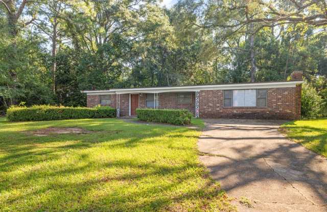 4 Bedroom House with Huge Yard photos photos