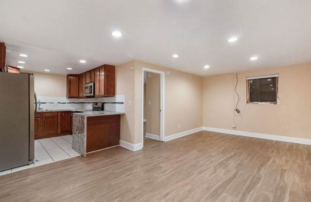 Location!! Updated 1 bedroom Gem on Pearl St. in Govenor's Park! photos photos