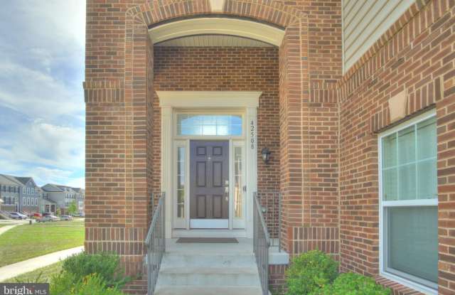 42508 OAK PARK SQUARE Gallery 3