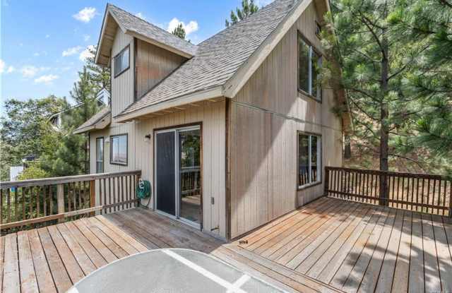 Wonderful Chalet Style Home with amazing Mountains Views Gallery 1