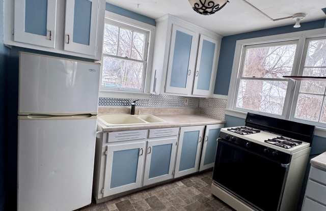 1023 South Pennsylvania Avenue - 3 photos photos