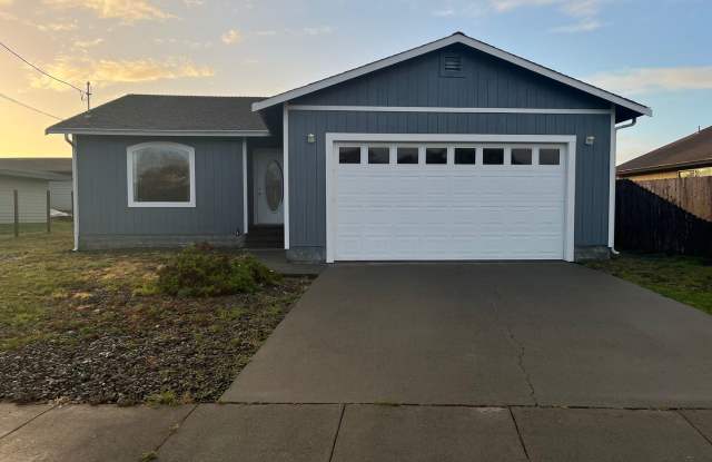 McKinleyville 3 Bed, 2 Bath home with 2 car attached garage!! - 3098 HalfWay Avenue, McKinleyville, CA 95519
