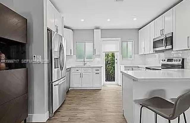 808 NE 17th Way photos photos