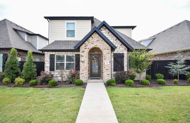 Upscale 4 Bedroom 3.5 Bathroom In The Heart of Fayetteville!! - 804 North Malbec Road, Fayetteville, AR 72704