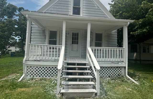 Section 8 welcome, 3 bedrooms 1.5 Bath. Spacious home photos photos