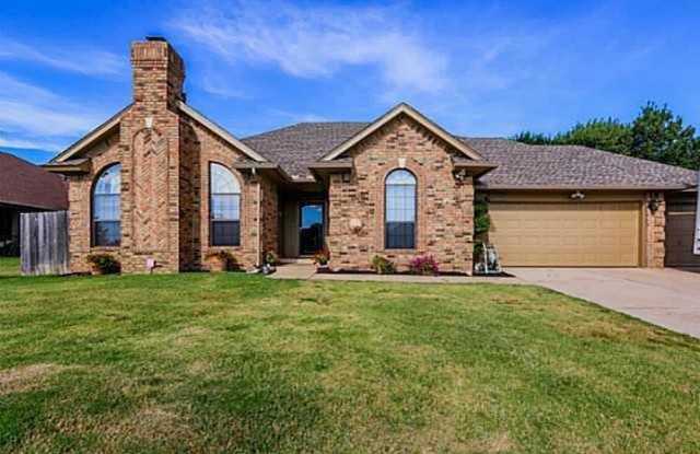 Beautiful and Spacious 3 Bedroom 2 Bathroom Home in Yukon Schools with Storm Shelter Gallery 1