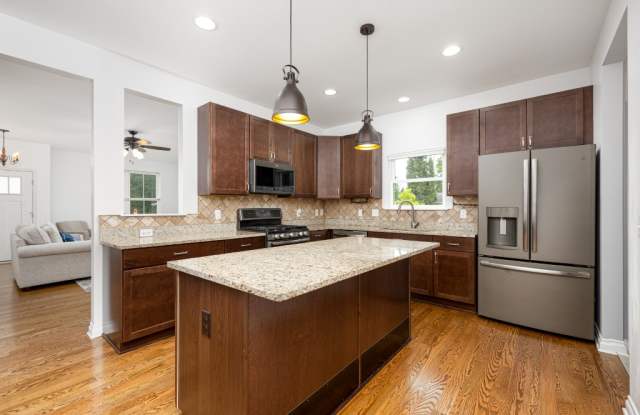 407 W Bennett St photos photos