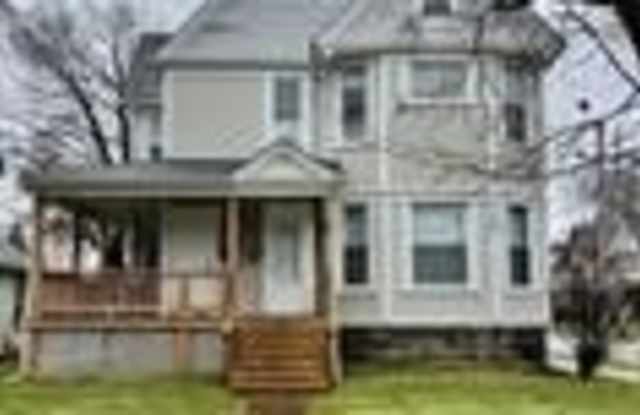 69 Oakdale Avenue unit: 2 photos photos