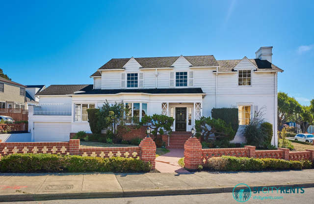 Lakeside: Rarely Available Colonial Art Deco Single Family Home w/ Double Garage Gallery 1