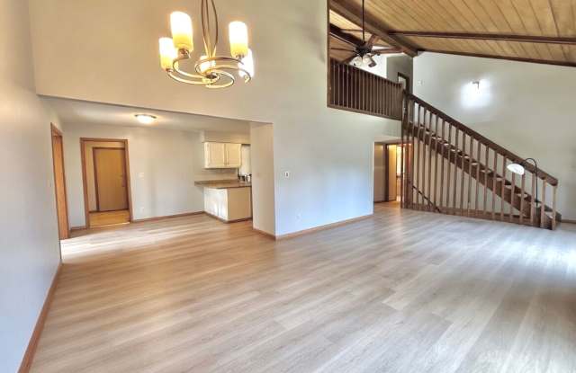 Entertainers dream in the heart of Eden Prairie! 3000+sf, updated, beautiful yard!! Gallery 1