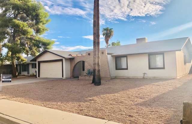 **AVAILABLE NOW** COME CHECK OUT THIS ADORIBLE 4-BEDROOM 2-BATH HOME photos photos
