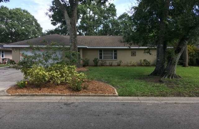 Location, convenience, comfort. This 4 bedroom plus den, 2 bath has it all! - 4385 Pasadena Circle, South Gate Ridge, FL 34233