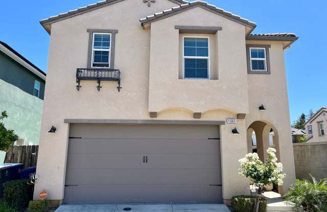 Stunning 3-Bed, 2.5-Bath Home Near Clovis East photos photos