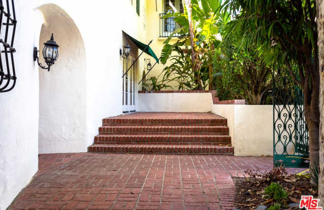 1805 COURTNEY Avenue Gallery 4